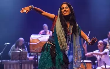  Крис Мигел като танцьорка.