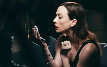  Весела Бабинова се подготвя да застане пред обектива.