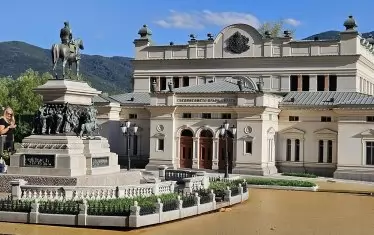  Хиперреализмът при сградата на Народното събрание и паметника на Цар Освбодител.