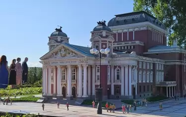  Първите посетители разглеждат Народния театър "Иван Вазов".