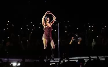  Дуа Липа пее на фестивала Sunny Hill в Прищина.