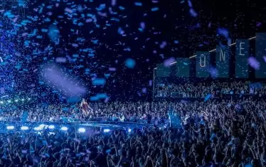  Дуа Липа пее на фестивала Sunny Hill в Прищина.