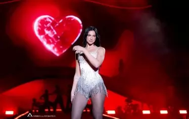  Дуа Липа пее на фестивала Sunny Hill в Прищина.