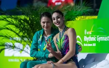 Ева Брезалиева и наставникът ѝ Бранимира Маркова са усмихнати по време на квалификациите.