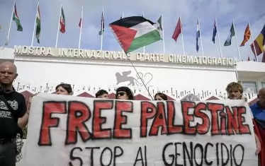Малка пропалестинска демонстрация се проведе пред фестивалния дворец преди откриването.