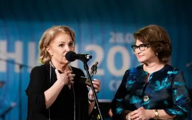  Хилда Казасян получава наградата от изпълнителния директор на фондация "Аполония" Маргарита Димитрова.