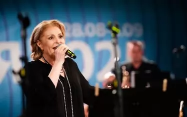  Певицата благодари на публиката.