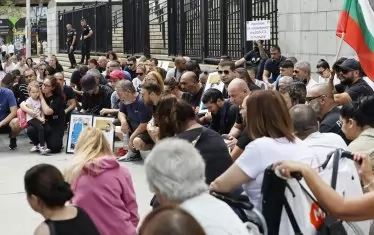 Пред Съдебната палата в София граждани излязоха на протест, организиран от "Ангели на пътя" в търсене на справедливост заради ударените от АТВ майка и дете в "Слънчев бряг". Демонстрации имаше и в други градове на страната.