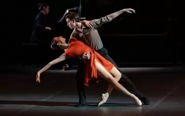  Харизанова е призьор от редица международни балетни конкурси.