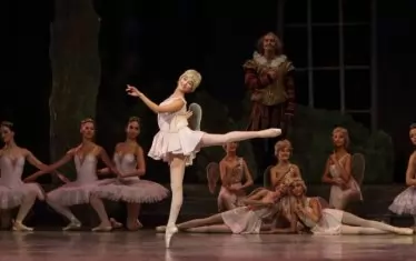  Ивана е възпитаничка на частното училище за танцово изкуство „Галина Уланова” в София.