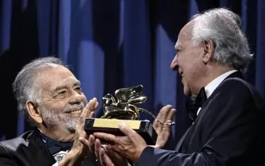  Копола връчва почетен "Златен лъв" на Вернер Херцог.