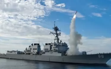 Китай се хвали, че е прогонил US разрушител от спорни води