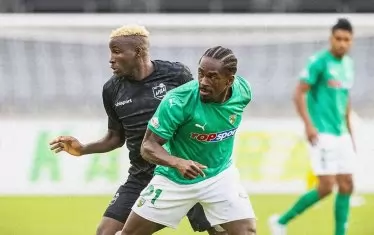 Защитникът на "Кауно Жалгирис" Аймен Ба-Траоре (на преден план) пречи на нападателя на "Арда" Давид Акинтола да стигне до топката по време на двубоя в Литва.