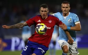 Халфът на "Арда" Серкан Юсеин (вдясно) е притиснал за топката румънския защитник на "Ракув" Богдан Раковицан по време на мача в Кърджали.