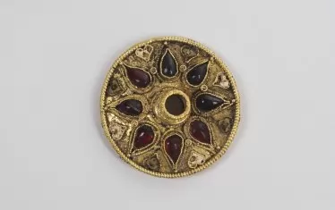  Едно от златните украшения в експозицията.