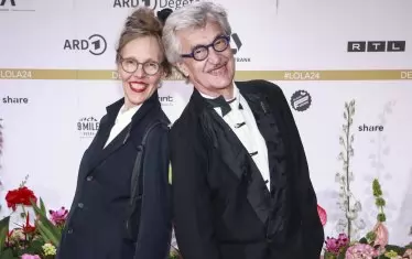 Със съпругата си Доната.