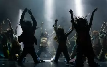  Спектакълът излъчва мощна ансамблова енергия.