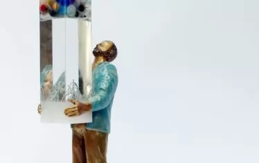 Григор Мицев, "На 13 септември 1467 г. стоях пред Катедралата в Улм и пак гледах нагоре", бронз, смола и акрил.