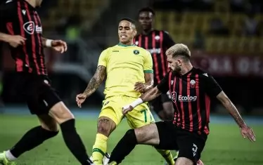 Трима футболисти на "Шкендия" атакуват бразилеца Ерик Маркус от "Лудогорец" при загубата на разградчани в Скопие.