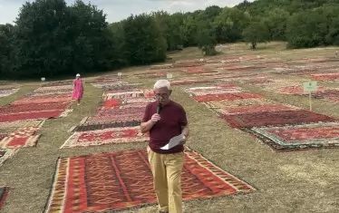 Яп сред част от съкровищата си. 