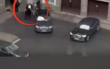 Наскоро депутатът Ивайло Мирчев пусна видео, на което се вижда как и с колко охрана Делян Пеевски излиза от НС