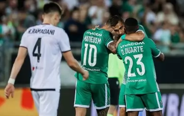 Дерой Дуарте (№23) и Матеус Машадо (№10) прегръщат Ивайло Чочев, който е отбелязал второто попадение за "Лудогорец" в реванша срещу "Шкендия".