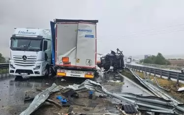 Катастрофа на тирове блокира АМ "Хемус" край София