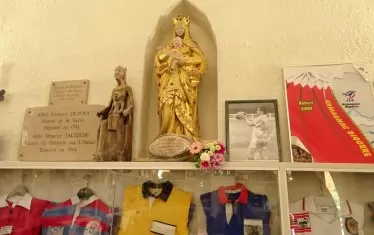 В храма се отдава почит на починали състезатели.