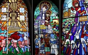 Витражите съчетават християнска с ръгби тематика.