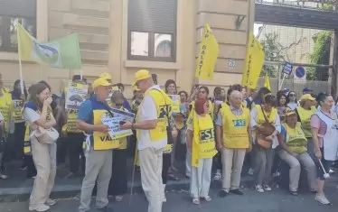 Намаляването на заплатите на учителите в Румъния предизвика протести