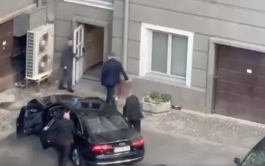 Така влиза Пеевски в парламента през  двора - един му отваря вратата на колата, друг му държи вратата на входа, трети върви зад него ... И това са хората само от едната кола, има и втора