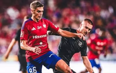 Халфът на "Арда" Серкан Юсеин (вдясно) пресира унгарския футболист на "Ракув" Петер Барат по време на мача в Полша.