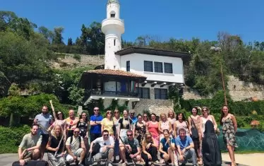 Симфониета "София" пред Двореца преди изпълнението си.