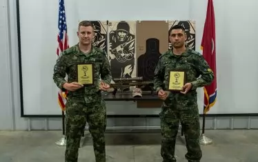 Старши сержант Иван Минчев и младши сержант Костадин Крушков с наградата за първото място