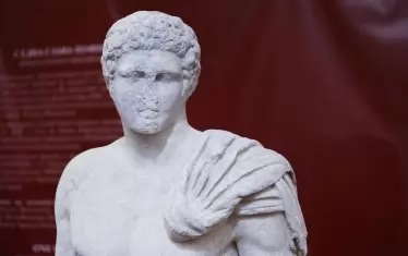 Все още не е известно чия е статуята