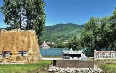  Пясъчниците на Мелник край езерото в Правец.