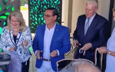  Съни Сънински (в центъра) и кметът на Община Правец Румен Гунински откриват парка музей.