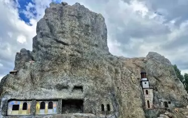  Пещерата Проходна с "Божиите очи"