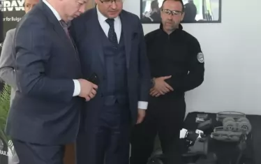  Премиерът и вътрешният министър разглеждат технически устройства