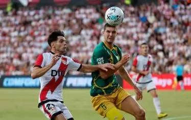 Егор Пархоменко (вдясно) игра миналата седмица с "Неман" плейоф срещу "Райо Валекано" за влизане в Лигата на конференцията, а сега вече е футболист на "ЦСКА 1948".