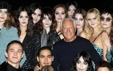  Джорджо Армани сред своите модели.