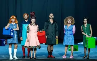  Актрисите и актьорите са почти неузнаваеми под перуките.