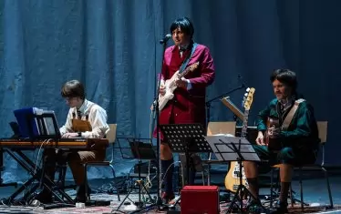  Иван Юруков (в центъра) с музикантите от бенда осигуряват музиката на живо.