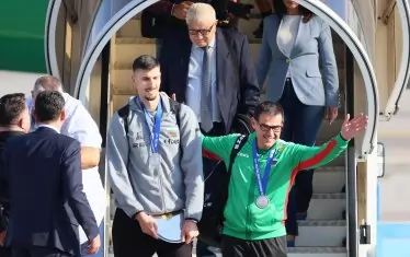 Селекционерът Джанлоренцо Бленджини и капитанът Алекс Грозданов слизат от самолета.