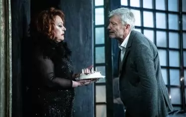 Ириней и Петя Силянова в сцена от спектакъла "Котка върху горещ ламаринен покрив".