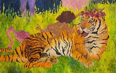  С малки внимателни движения на четката авторката изгражда богат живописен свят.