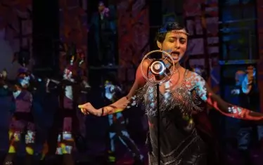  Моника Иванова има и песен в спектакъла.