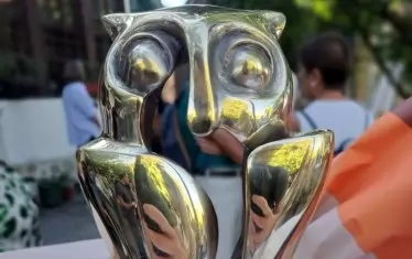 Статуетката - бухал, е дело на Диана Райнова. 