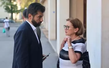 Много от лицата на ПП бяха в съда, за да подкрепят Коцев. На снимката - Кирил Петков с адвокат Ина Лулчева.