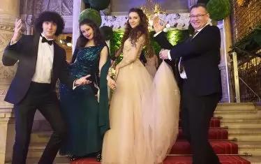  Мики с брат си Георги-Маноел (вляво) и италиански роднини на истински виенски бал във Виена.